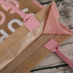 Bolsa de yute lateral y asas color rosa interior rg regalos publicitarios