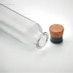 Botella Tritan transparente tapón corcho detalle