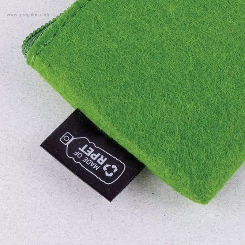 Monedero fieltro RPET verde detalle etiqueta